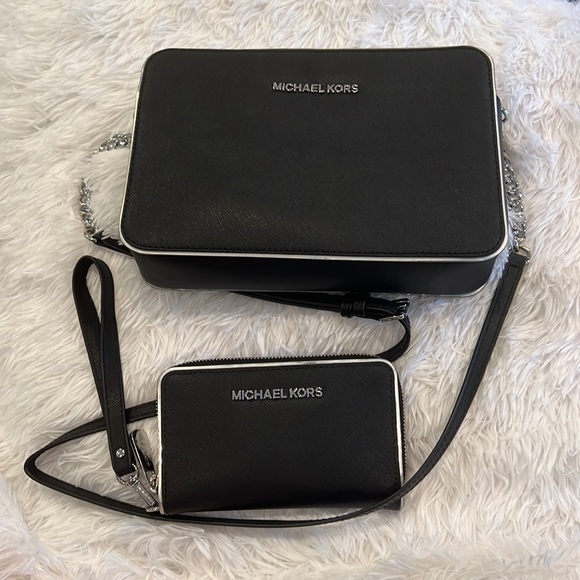 MICHAEL Michael Kors Handbags - Super cute Michael Kors crossbody w/ matching wallet. wallet can be a wristlet